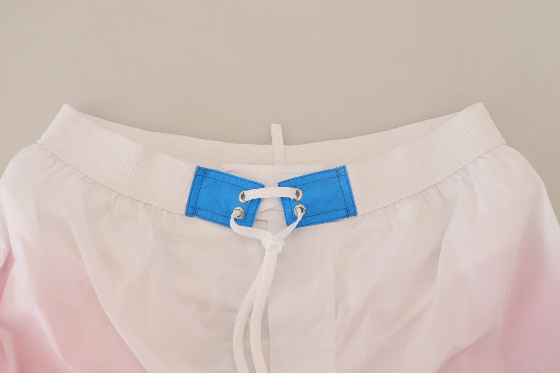 Shorts de baño elegantes con estampado blanco y rosa