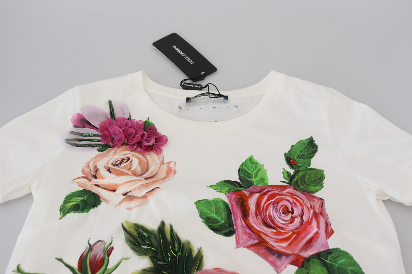 Elegante camiseta de algodón con estampado de rosas multicolores