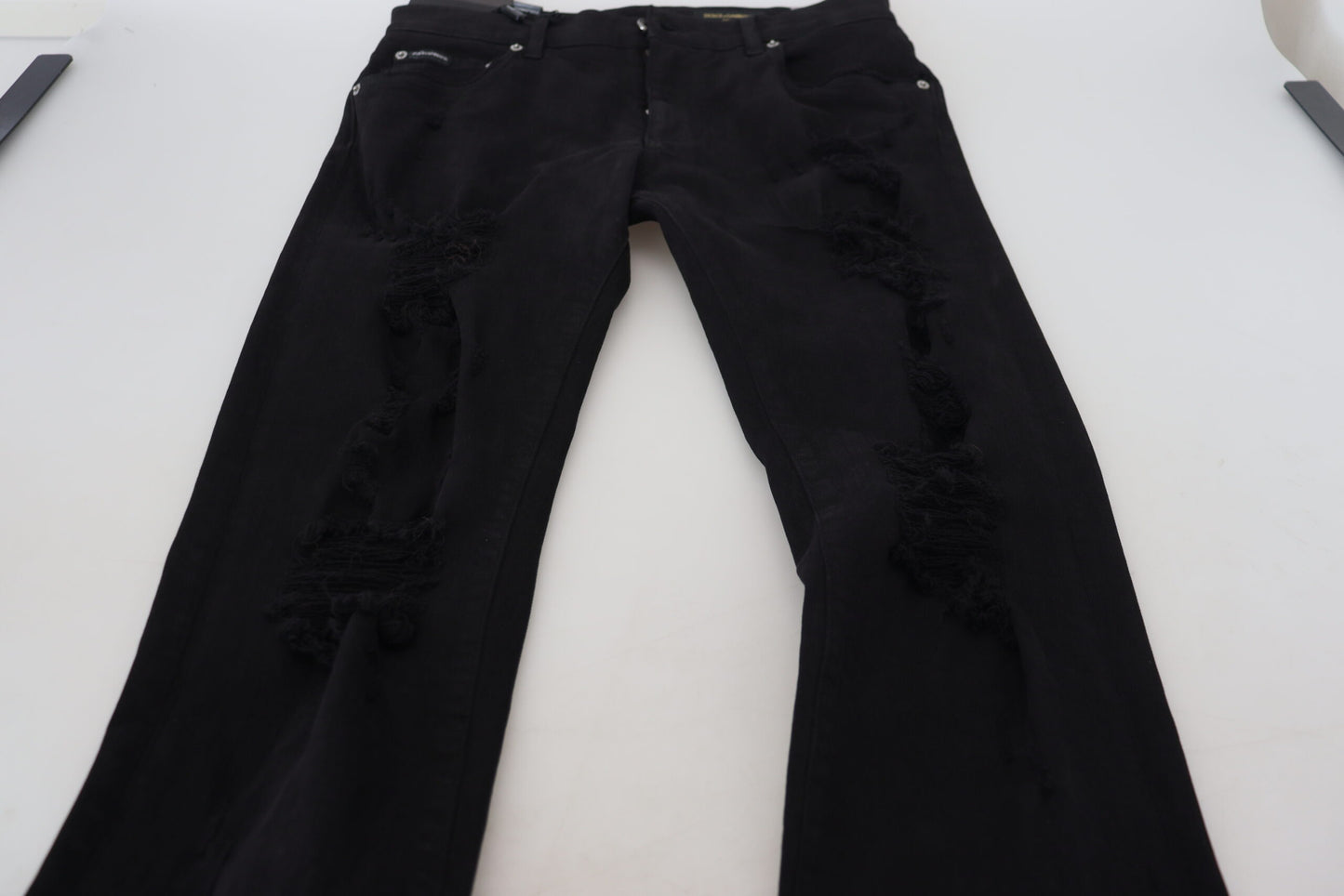 Denim negro de corte slim con harapos esbeltos