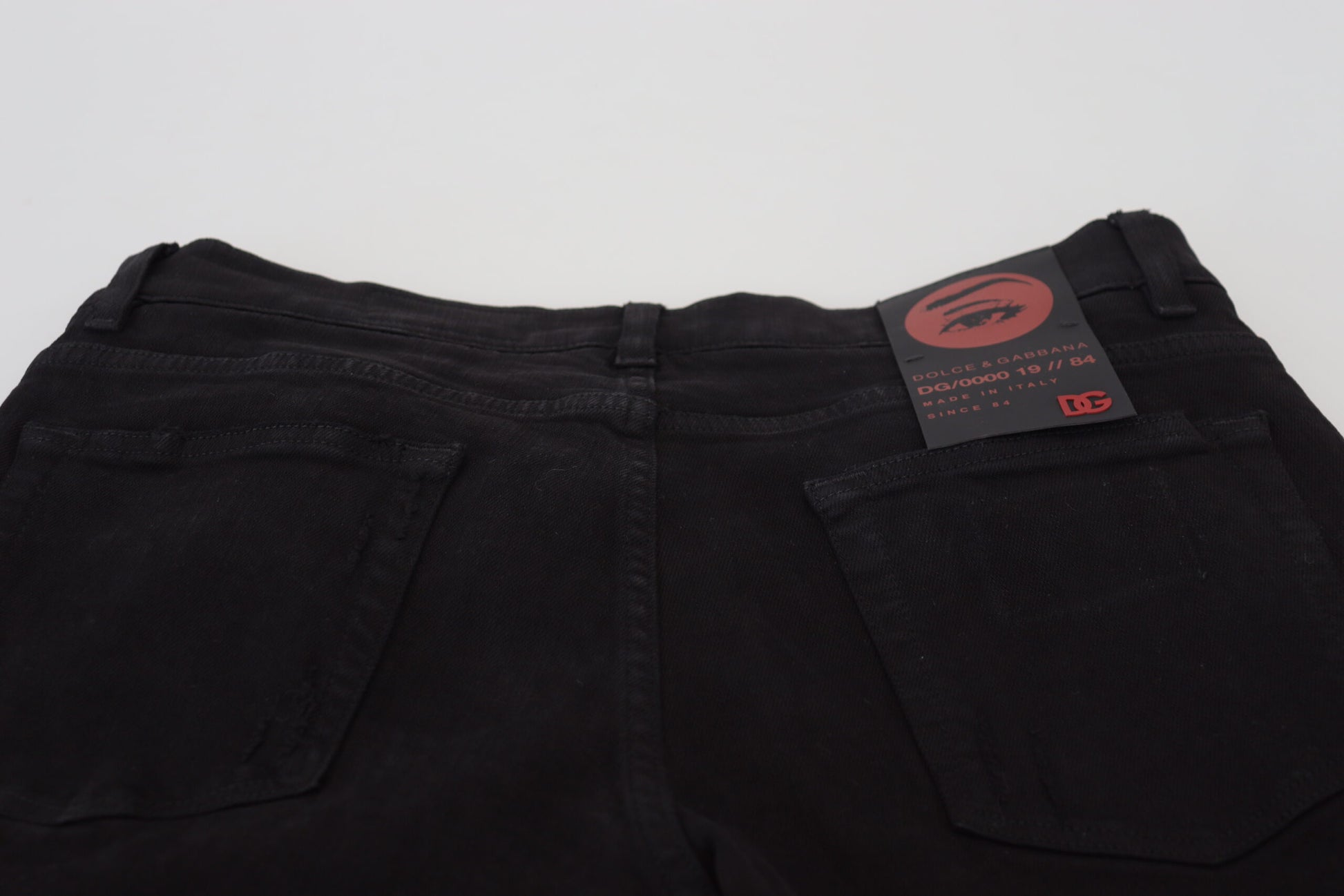 Denim negro de corte slim con harapos esbeltos