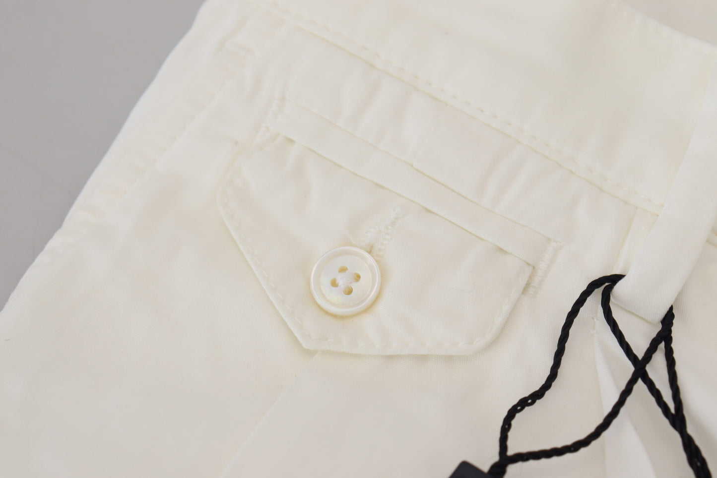 Elegantes pantalones chinos de algodón blancos