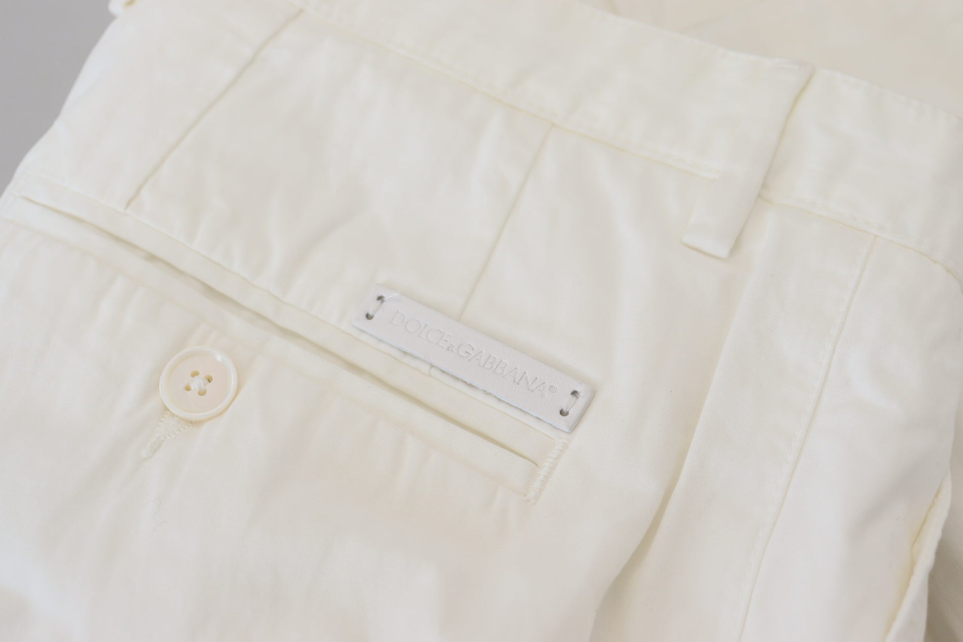 Elegantes pantalones chinos de algodón blancos