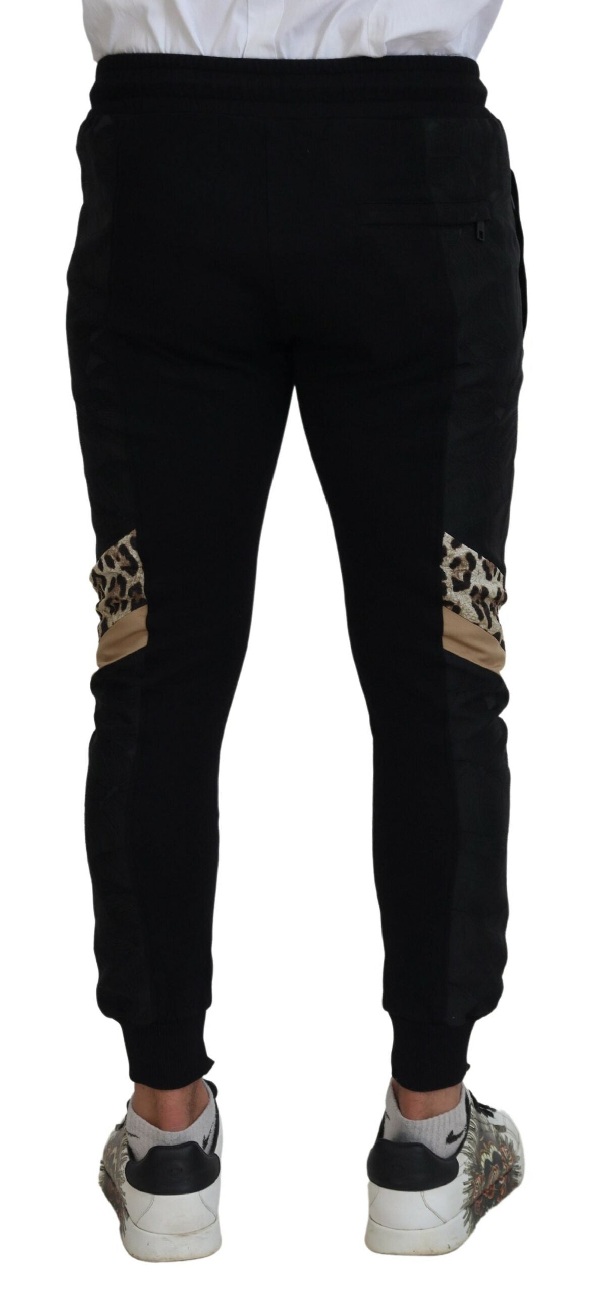 Elegantes pantalones jogger negros para el hombre moderno