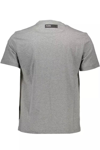 Camiseta deportiva gris con cuello redondo y detalle de logotipo