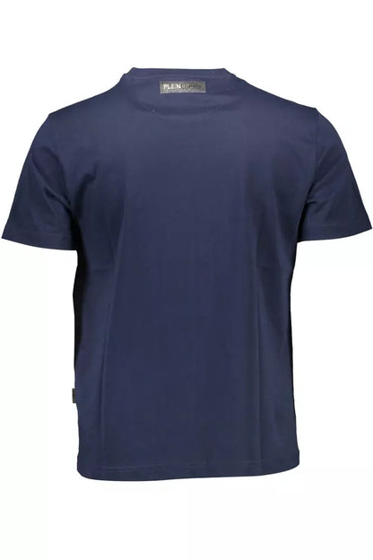 Camiseta deportiva azul con cuello redondo y detalle de logo