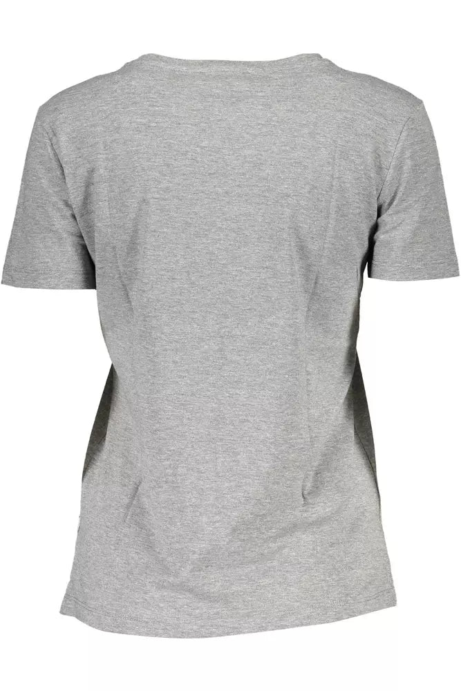 Camiseta gris elegante con logo y escote ancho