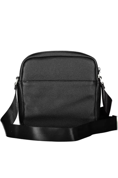 Elegante bolso de hombro negro con detalle de logotipo