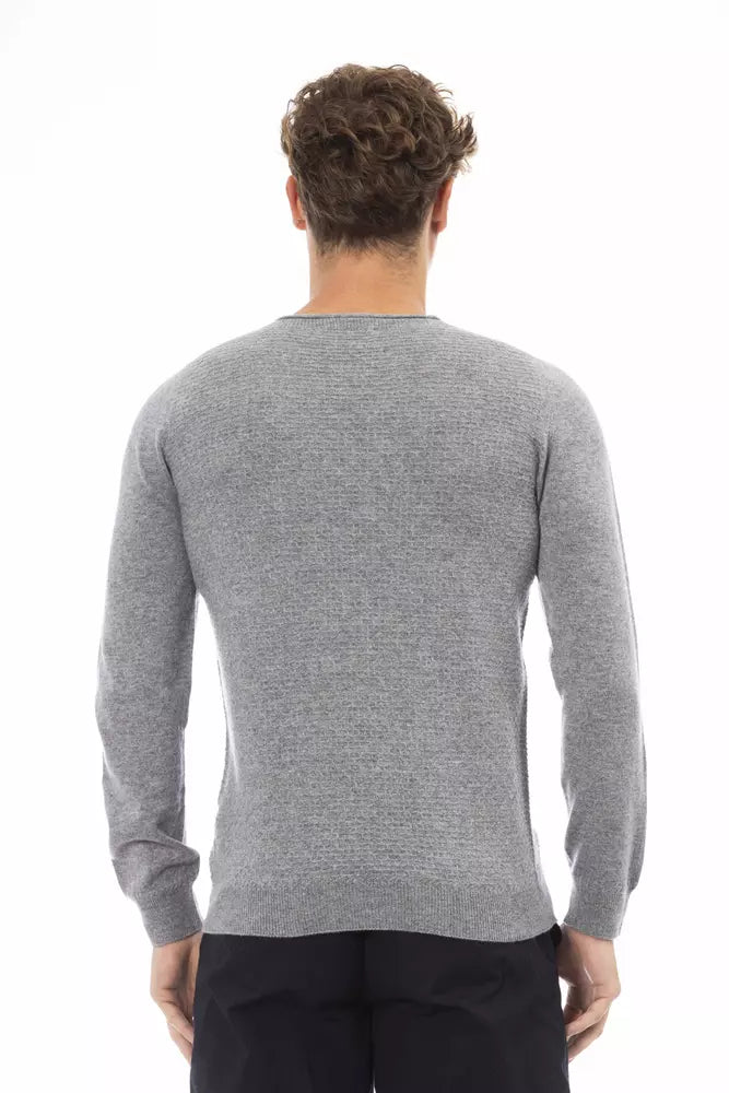 Elegante suéter gris con cuello redondo para hombre