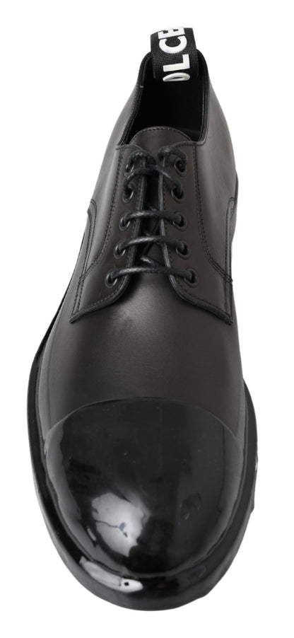 Elegantes zapatos Derby de cuero con cordones en negro