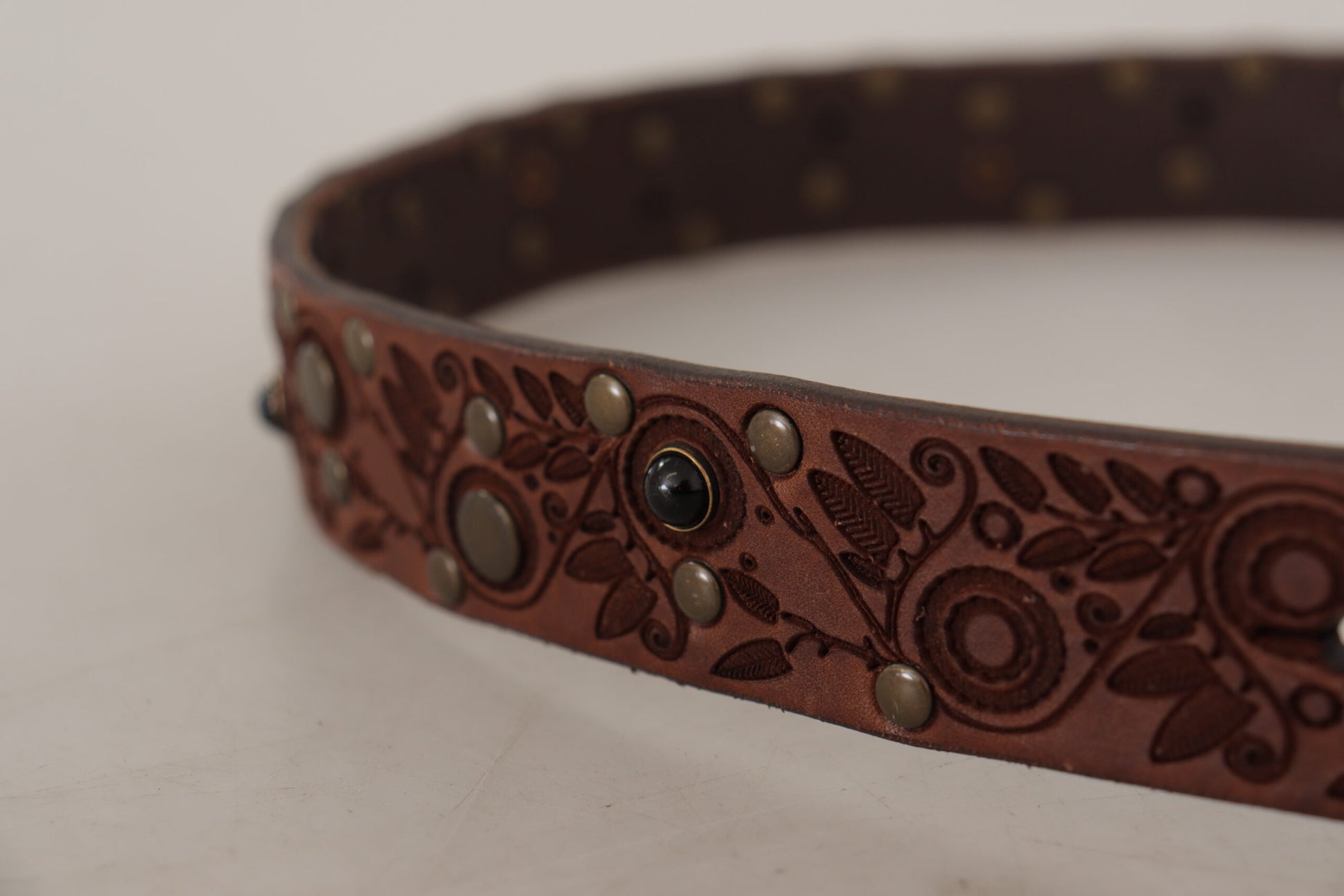 Elegante leren riem met gegraveerde gesp