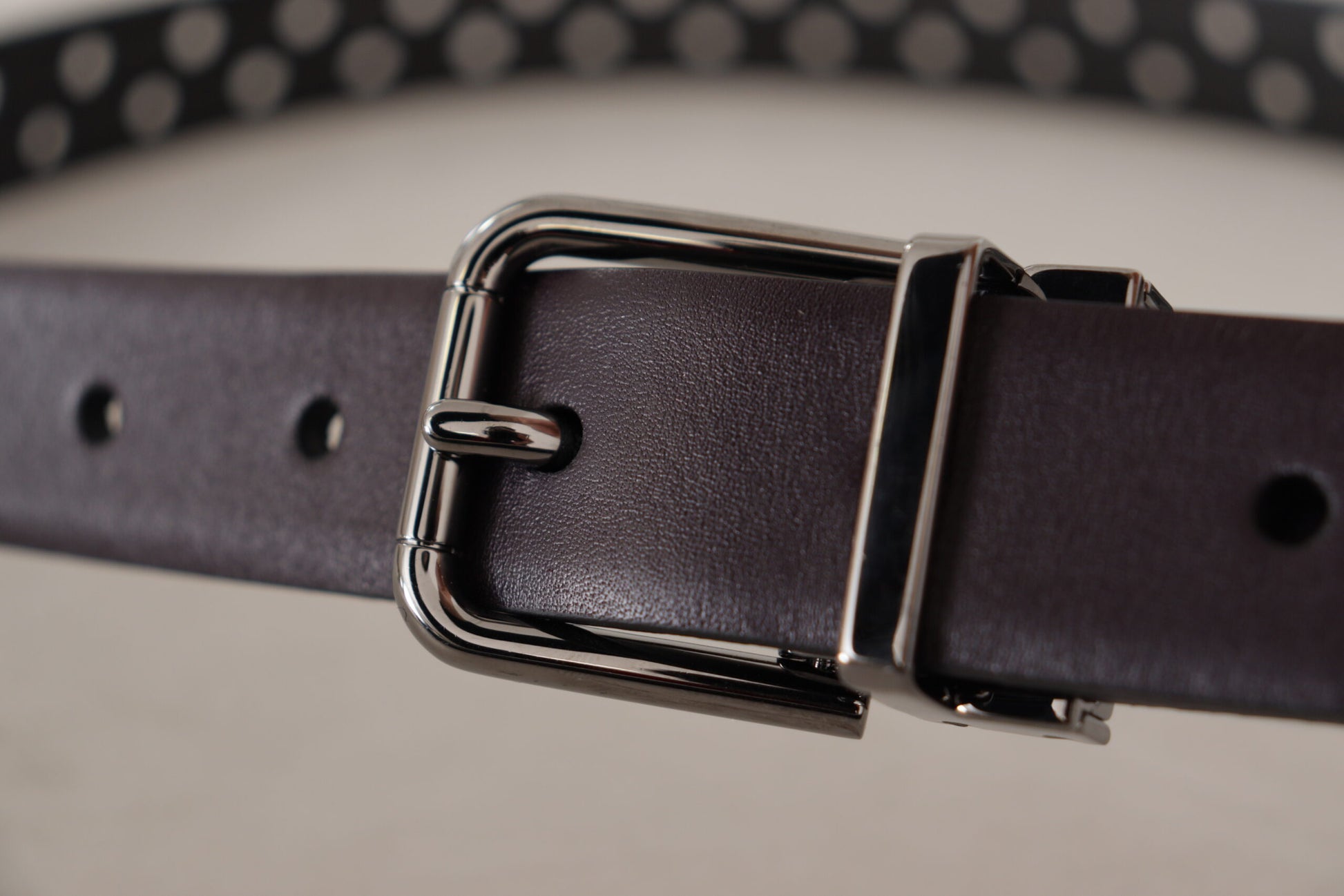 Elegante donkerpaarse leren riem