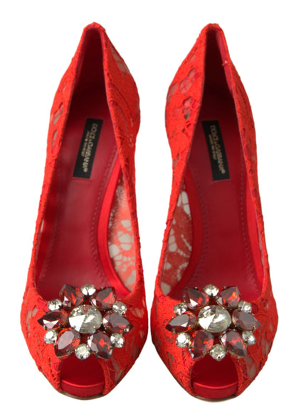 Tacones elegantes de encaje rojo con adornos de cristal