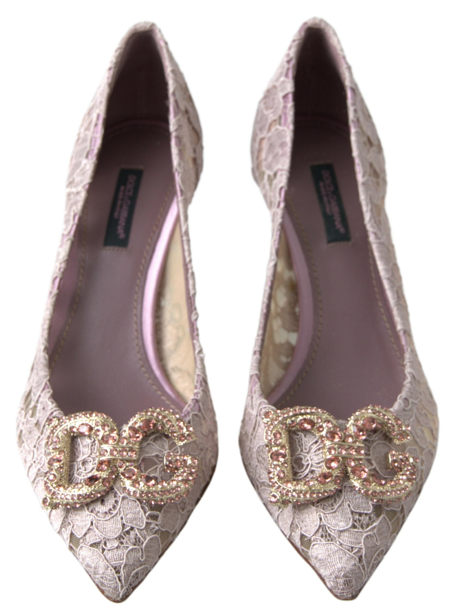 Elegantes tacones con adornos de cristal rosa