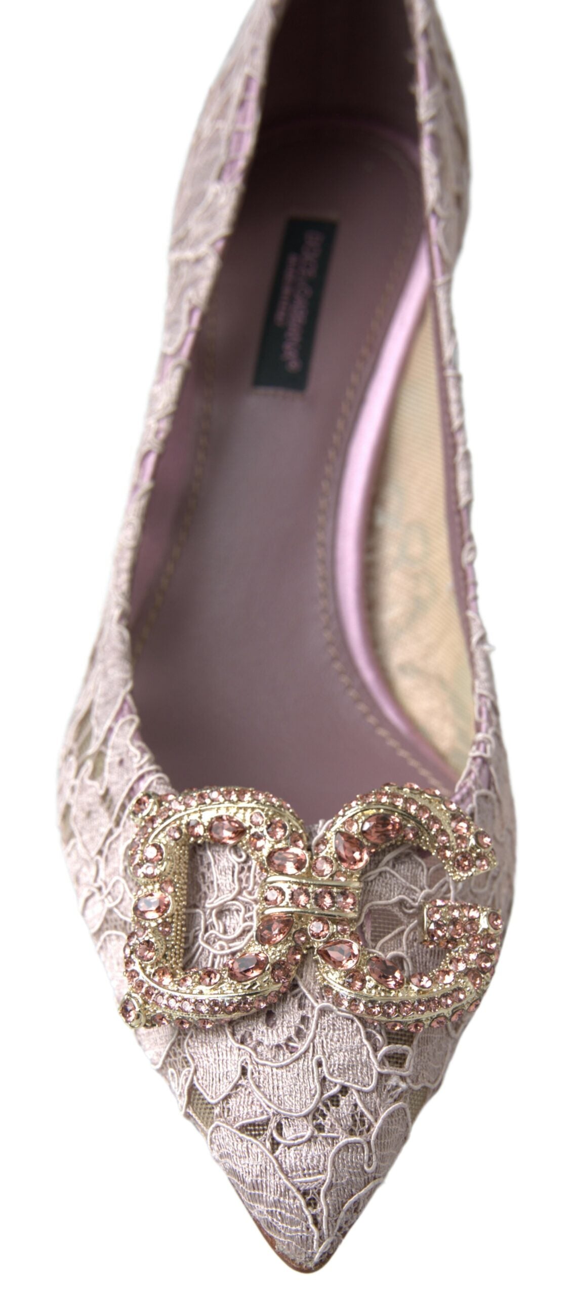 Elegantes tacones con adornos de cristal rosa