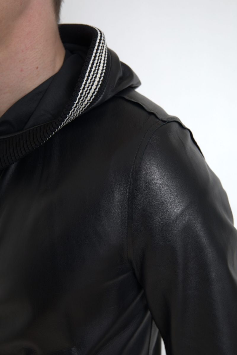 Elegante chaqueta bomber de cuero negra