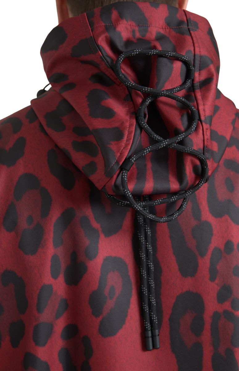 Chaqueta con capucha y estampado de leopardo rojo radiante