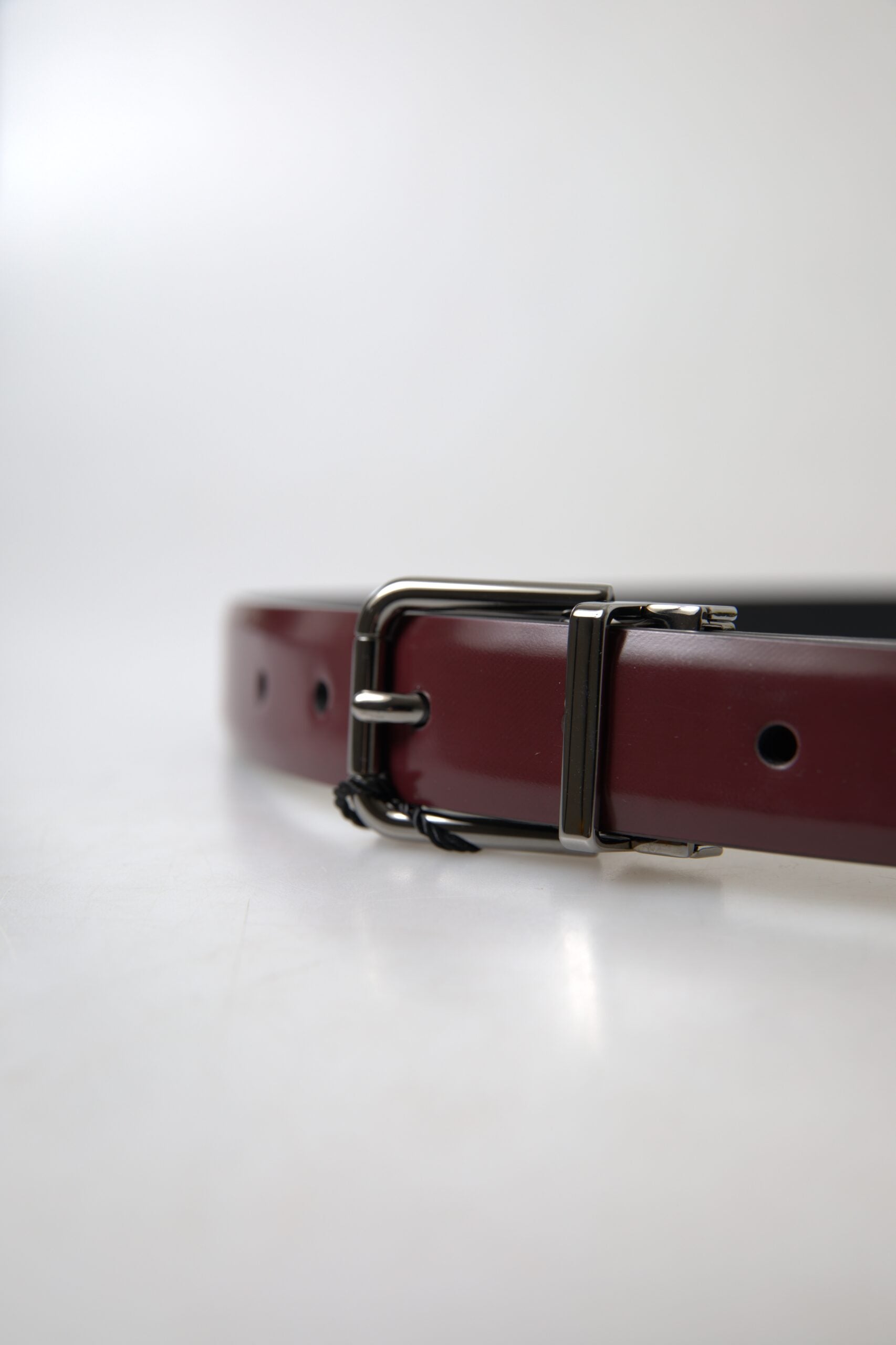 Elegante bordeaux leren riem met metalen gesp