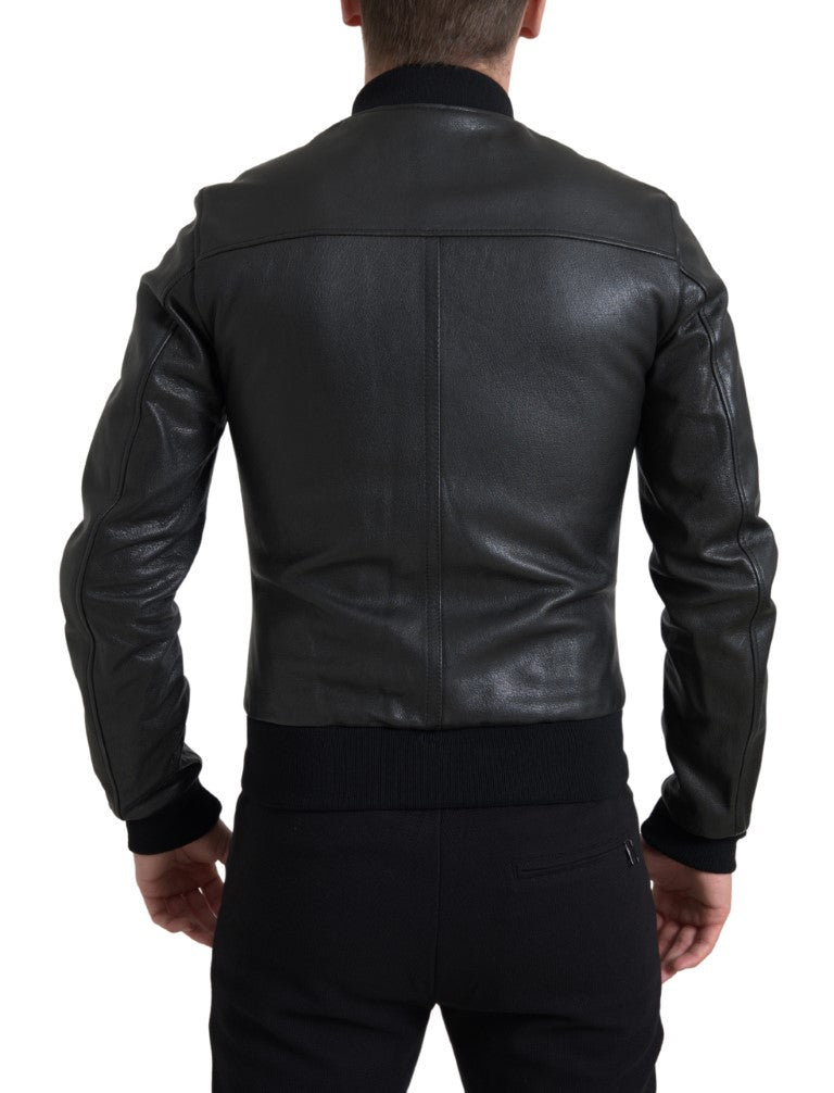 Elegante chaqueta motera de cuero negra