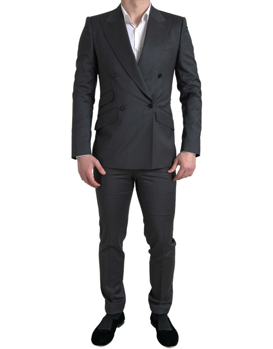 Elegante traje gris de corte slim con doble botonadura