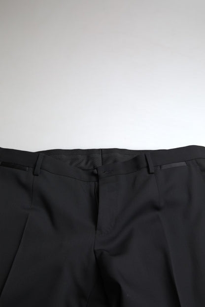 Elegante traje negro de dos piezas de corte slim