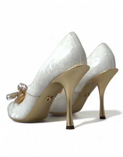 Elegantes tacones con lazo de cristal de charol blanco