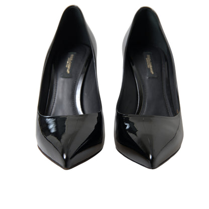 Elegantes tacones de aguja de charol negro