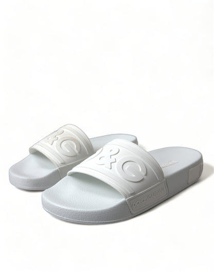 Chanclas elegantes con logo blanco