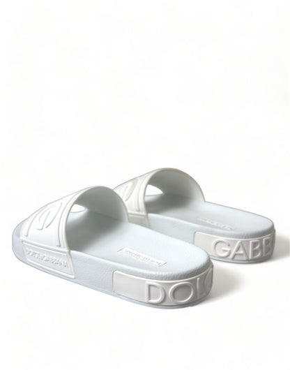 Chanclas elegantes con logo blanco