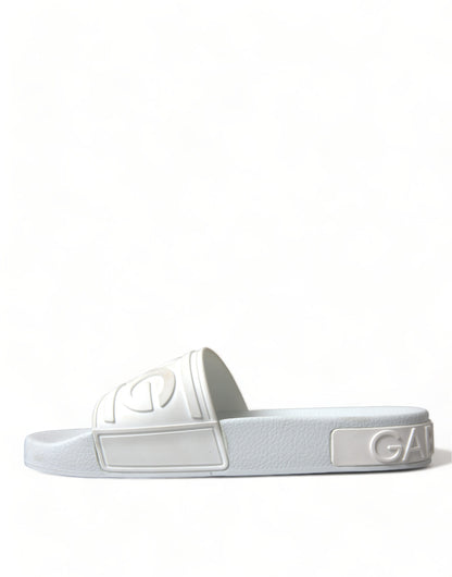 Chanclas elegantes con logo blanco