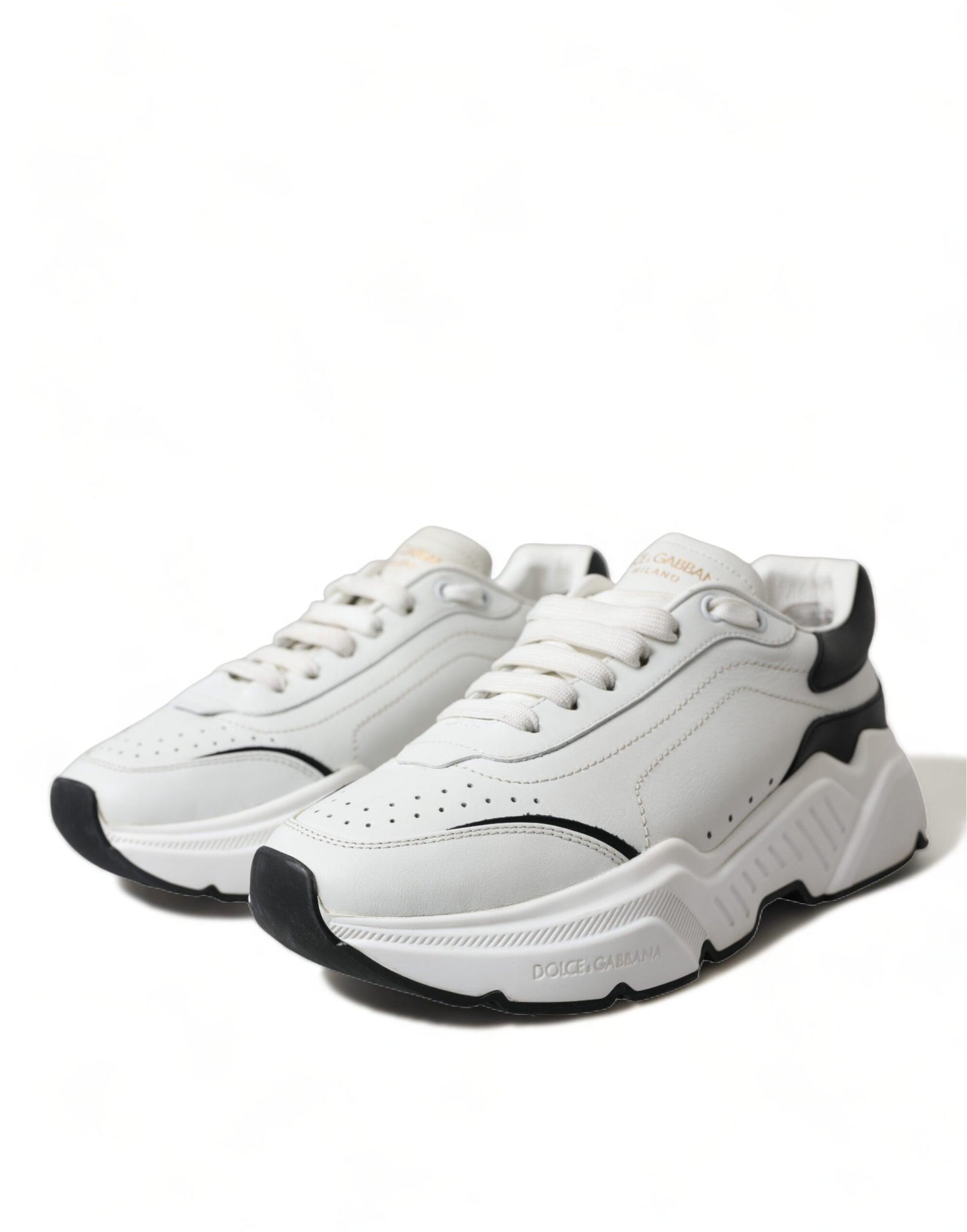 Elegantes zapatillas deportivas de cuero Daymaster en blanco y negro