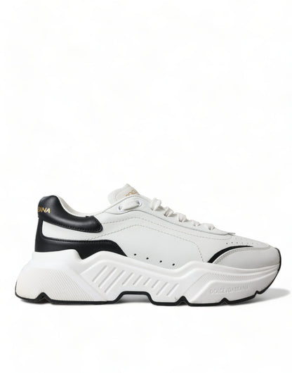 Elegantes zapatillas deportivas de cuero Daymaster en blanco y negro