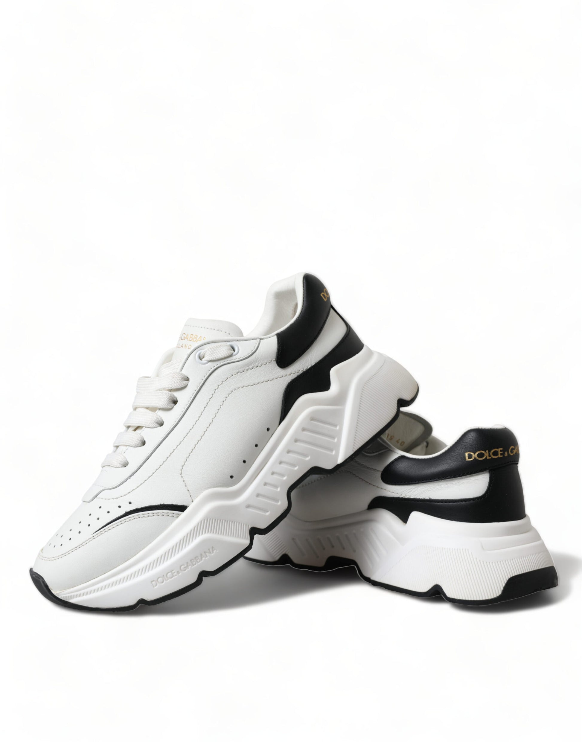 Elegantes zapatillas deportivas de cuero Daymaster en blanco y negro