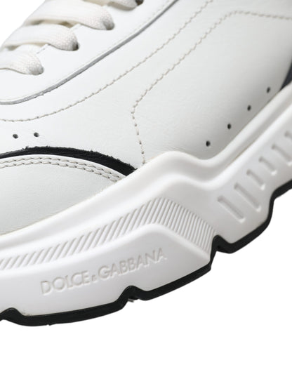 Elegantes zapatillas deportivas de cuero Daymaster en blanco y negro