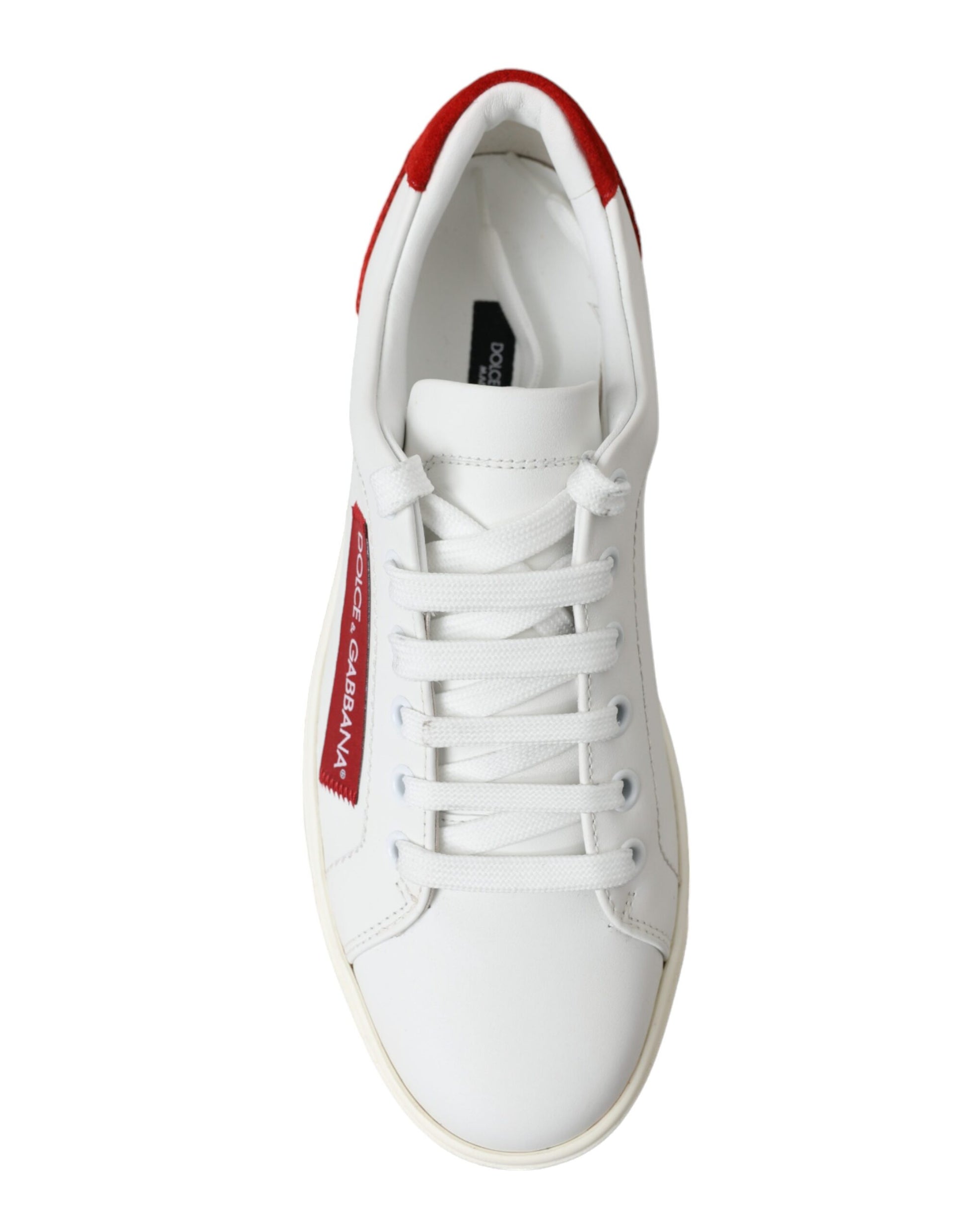 Zapatillas elegantes de cuero blanco con detalles en rojo