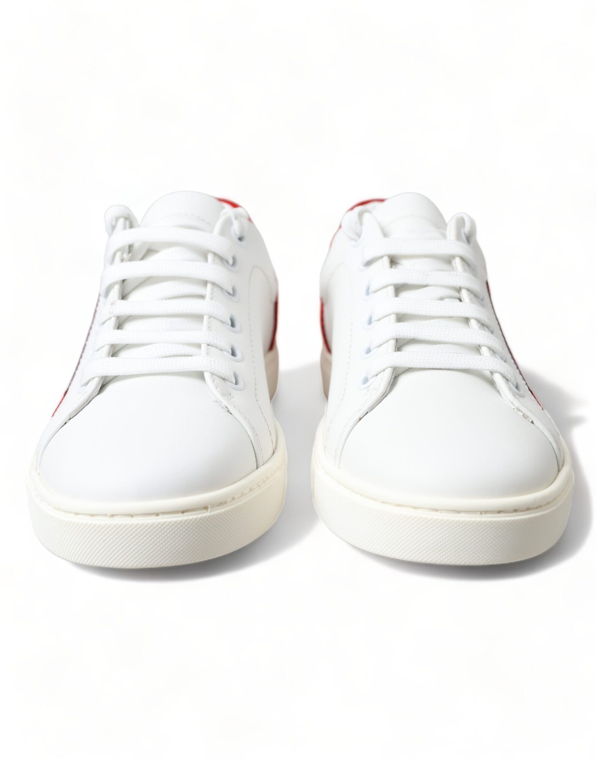 Zapatillas elegantes de cuero blanco con detalles en rojo