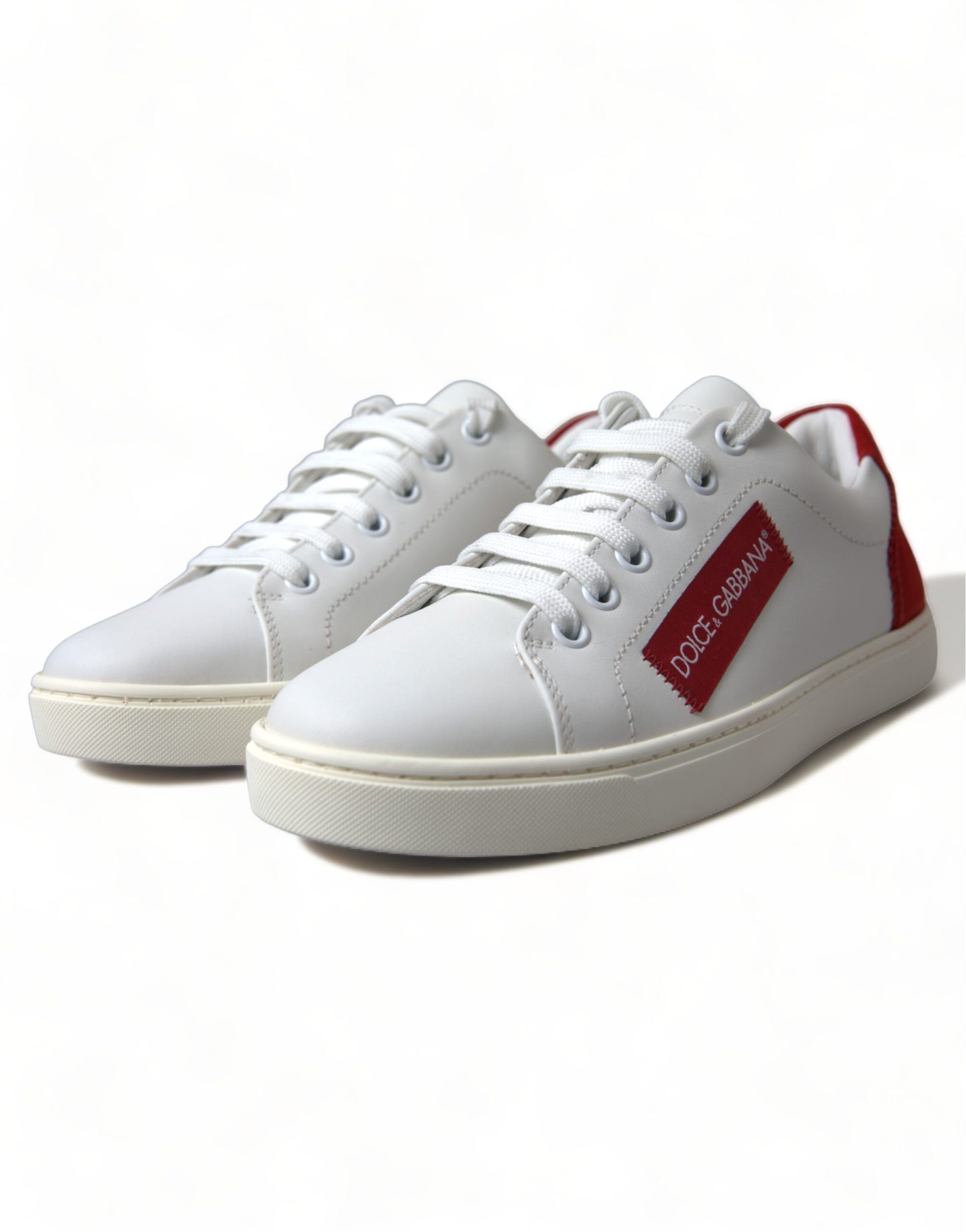 Zapatillas elegantes de cuero blanco con detalles en rojo