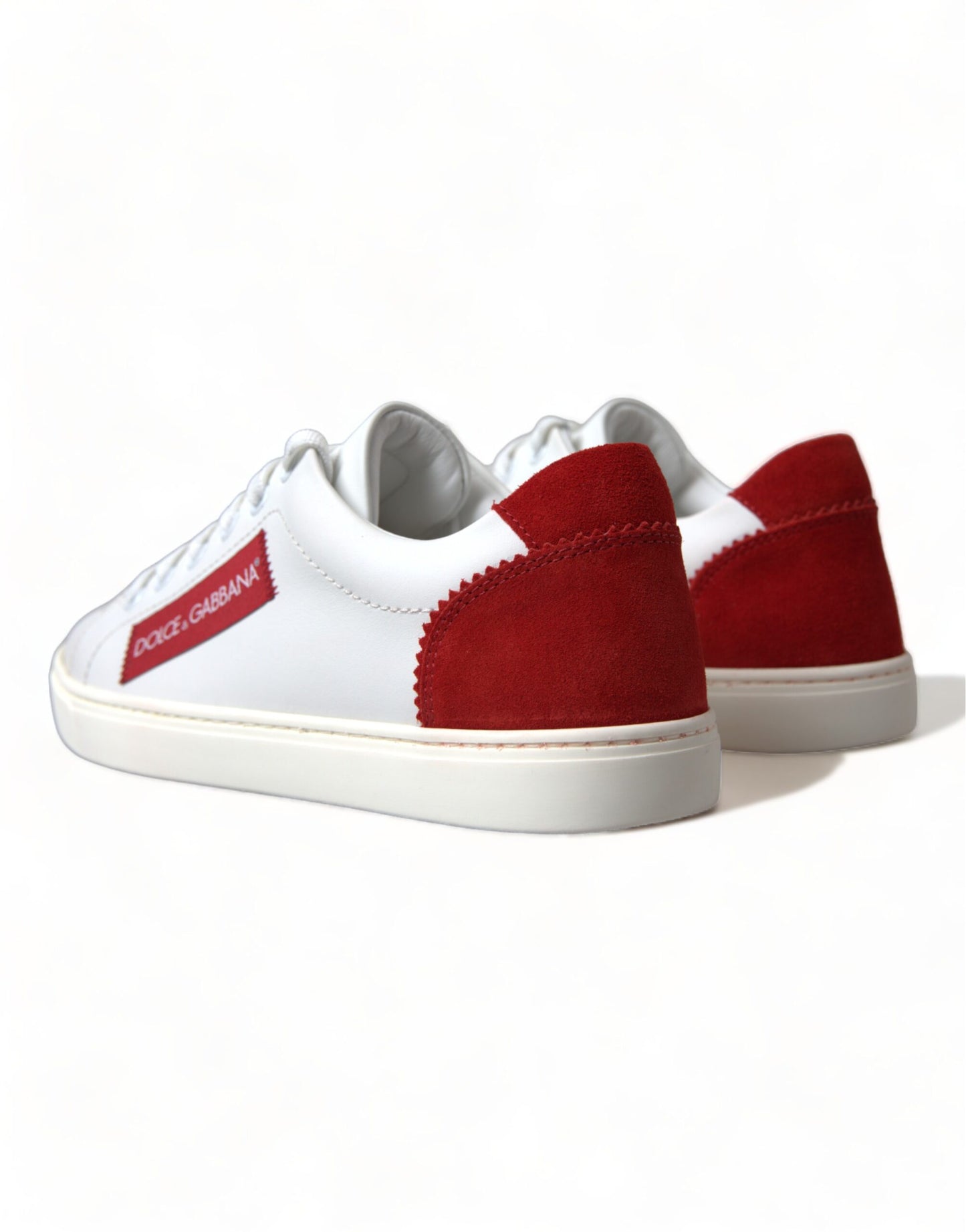 Zapatillas elegantes de cuero blanco con detalles en rojo