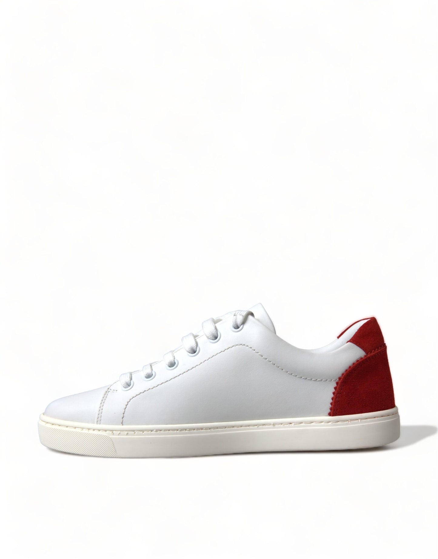 Zapatillas elegantes de cuero blanco con detalles en rojo