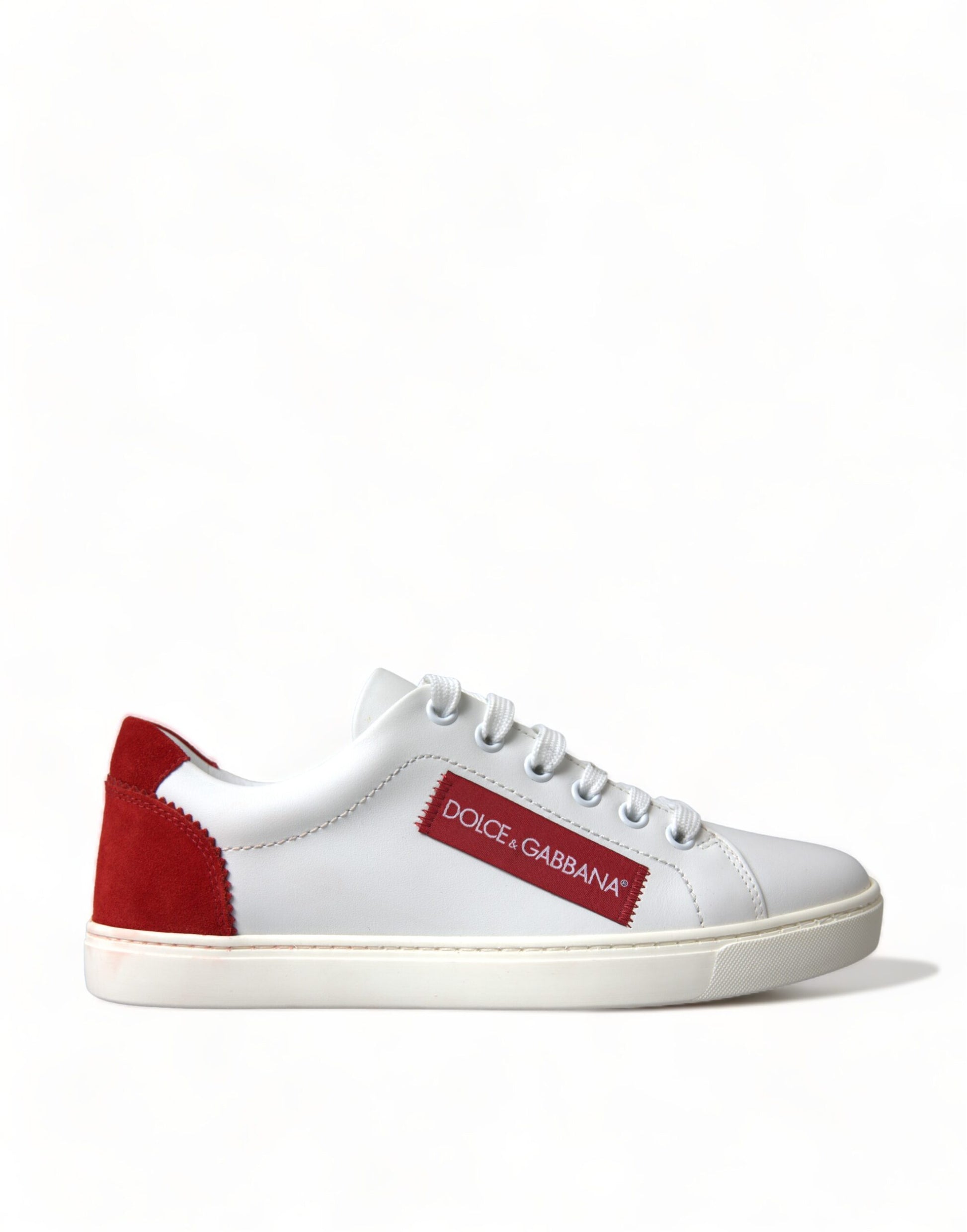 Zapatillas elegantes de cuero blanco con detalles en rojo