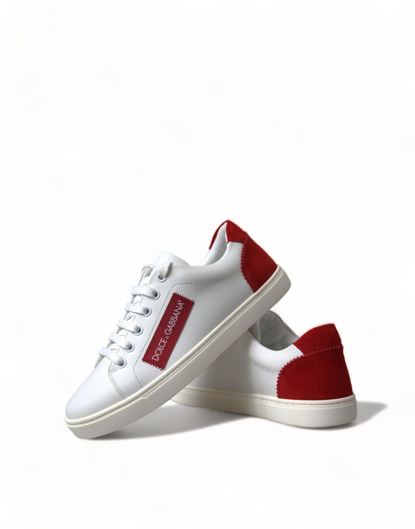 Zapatillas elegantes de cuero blanco con detalles en rojo