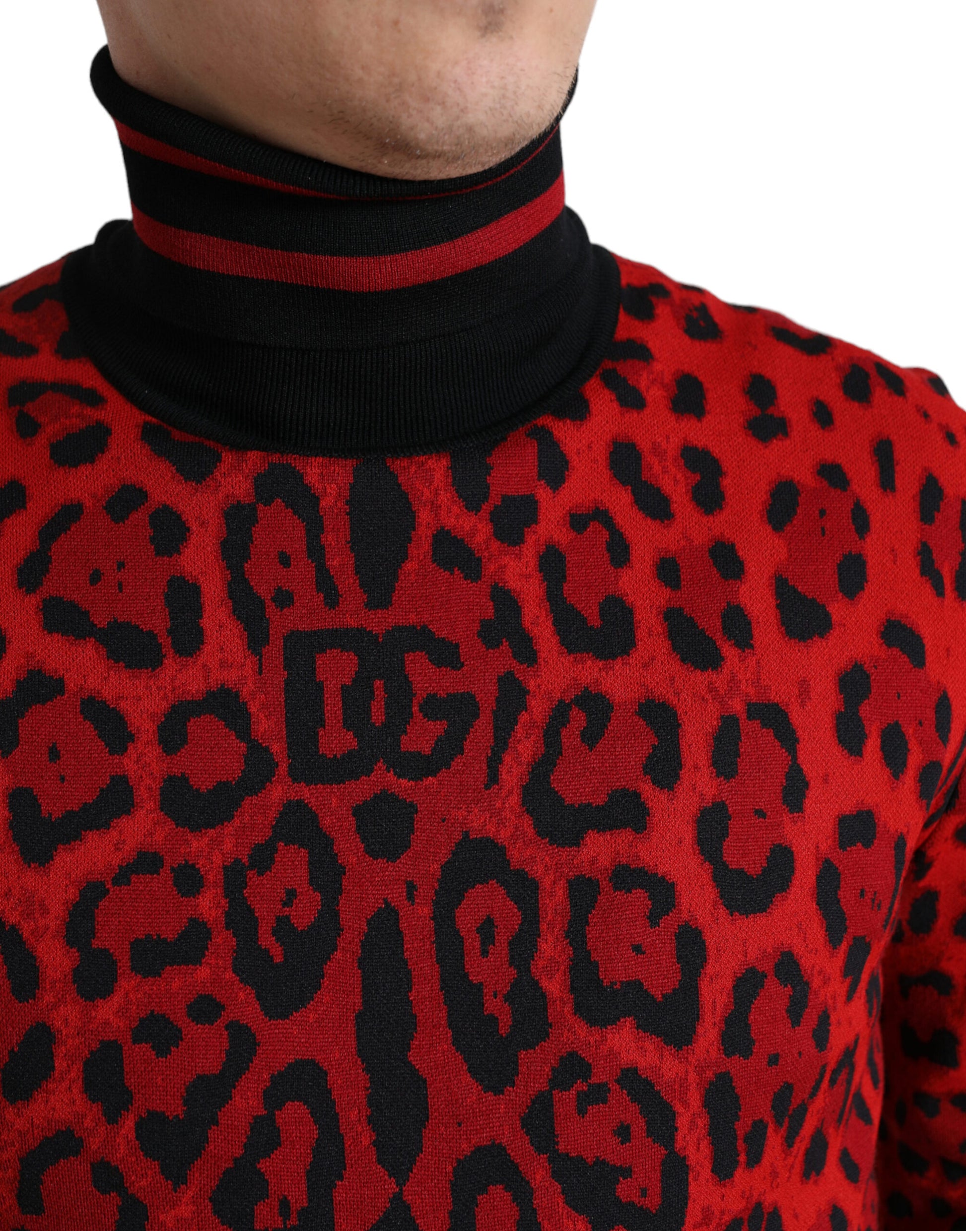 Elegante suéter de cuello alto de leopardo