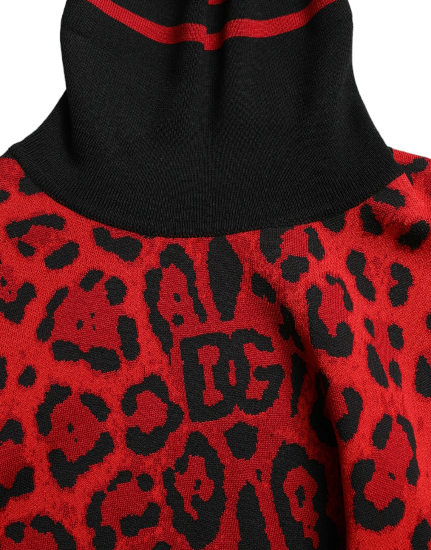 Elegante suéter de cuello alto de leopardo