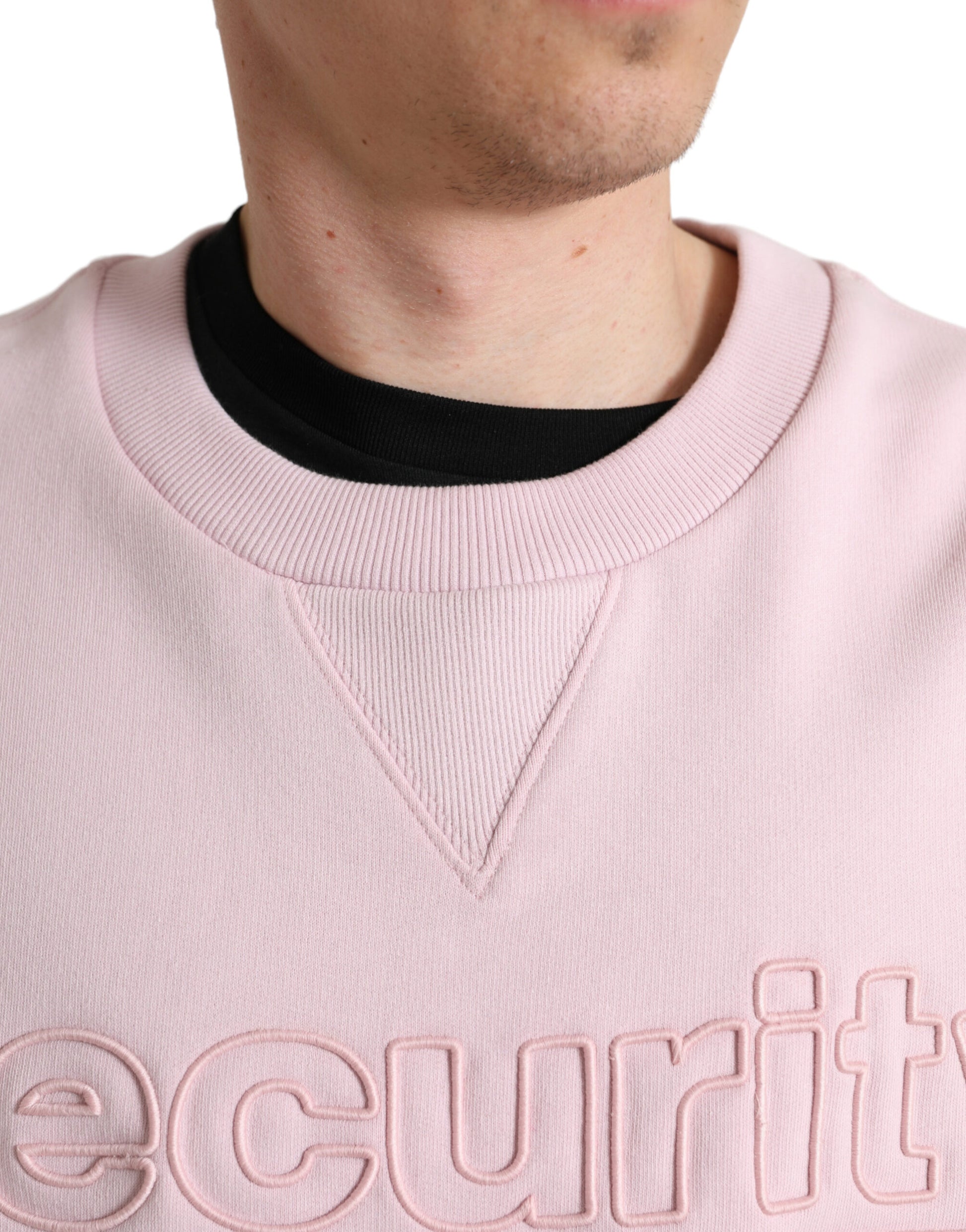 Elegante suéter rosa con cuello redondo y logo