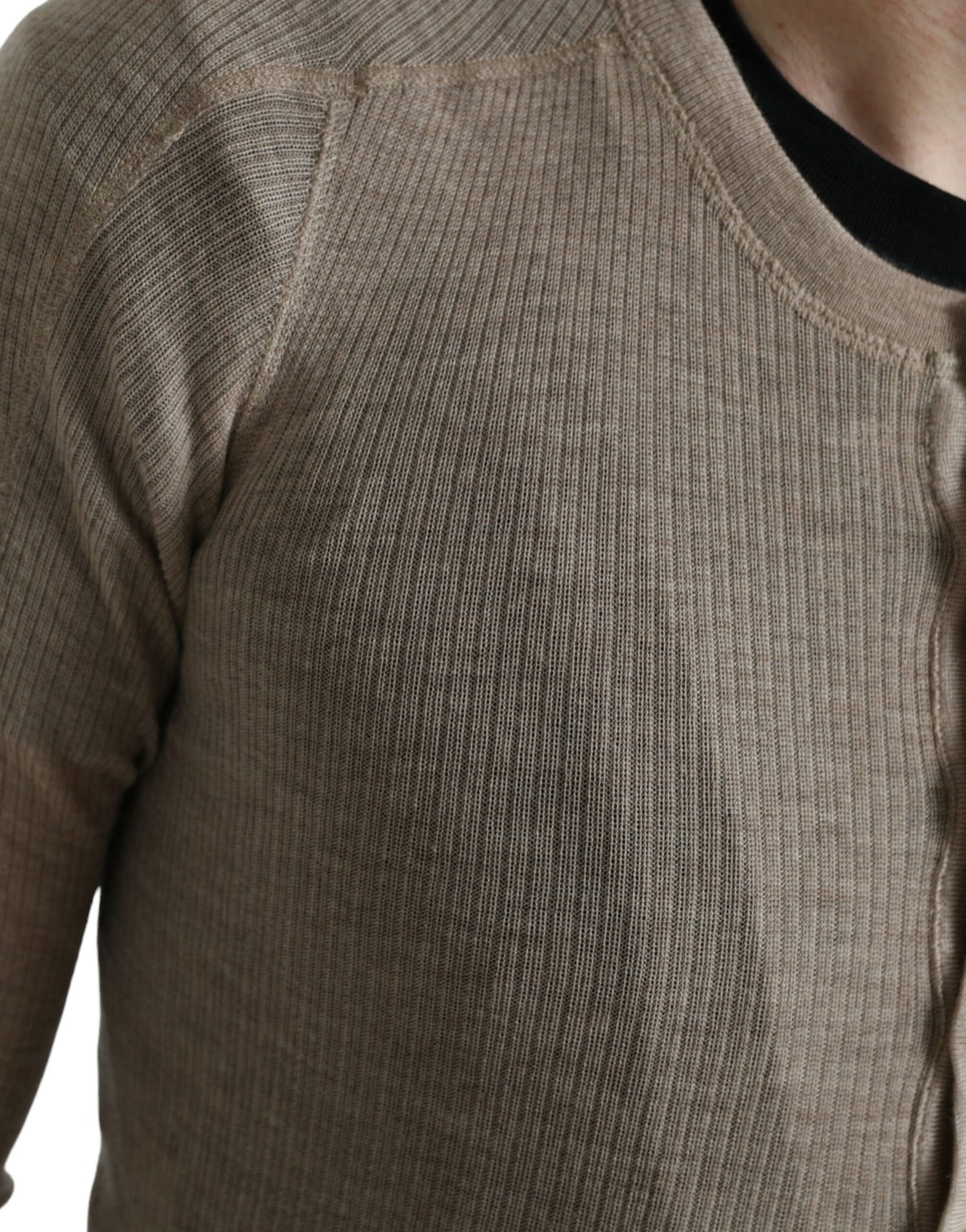 Elegante suéter de cachemira beige con cuello henley