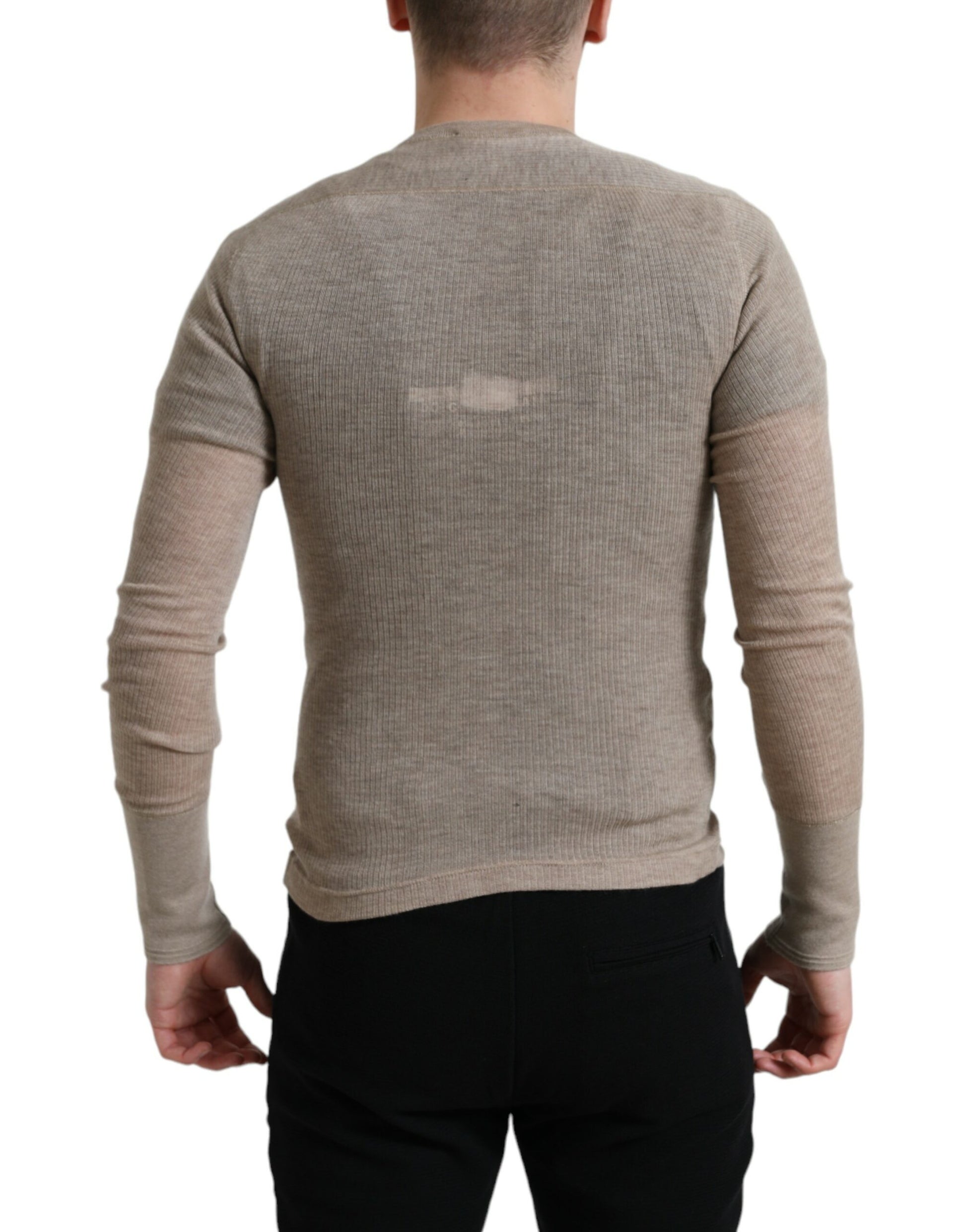 Elegante suéter de cachemira beige con cuello henley