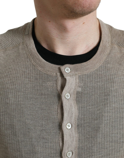 Elegante suéter de cachemira beige con cuello henley