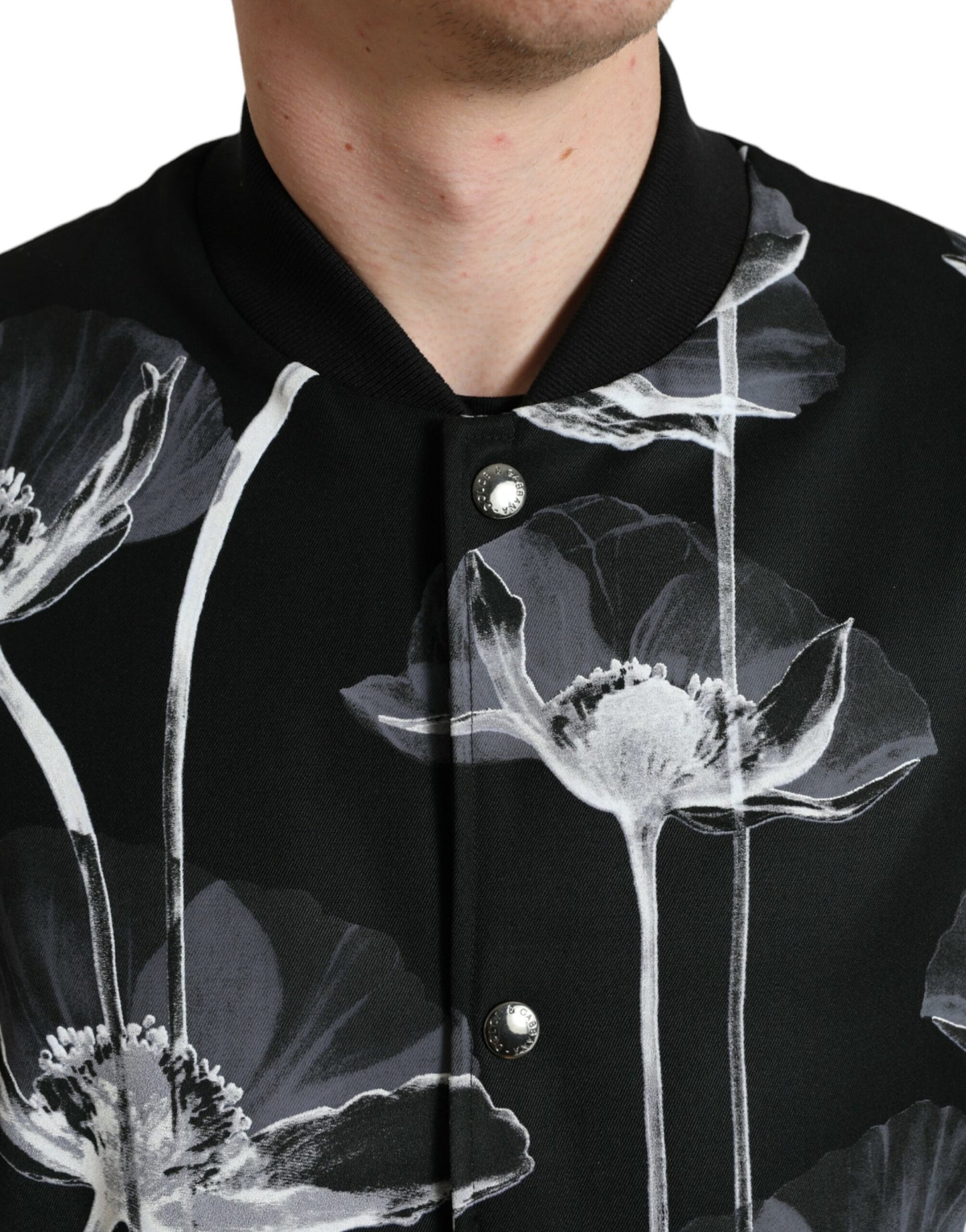 Zwart wollen bomberjack met bloemenprint en knoopsluiting