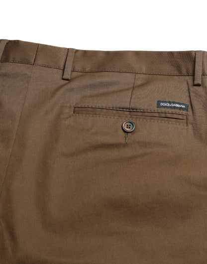 Bermudas elegantes en color marrón con detalle de logo