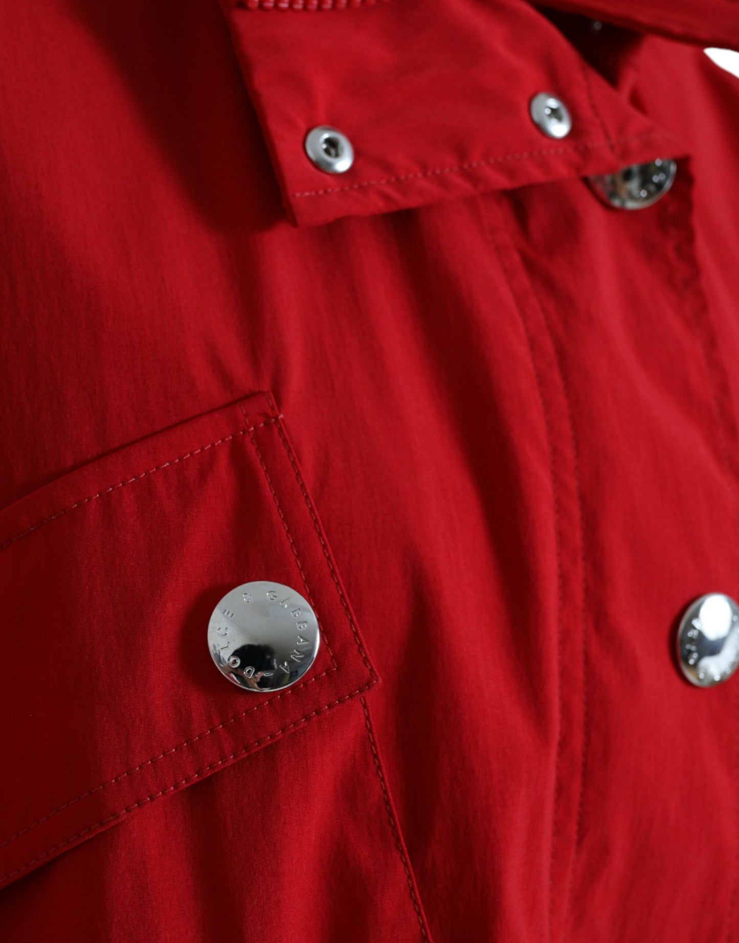 Rood polyester regenjas met capuchon en knopen