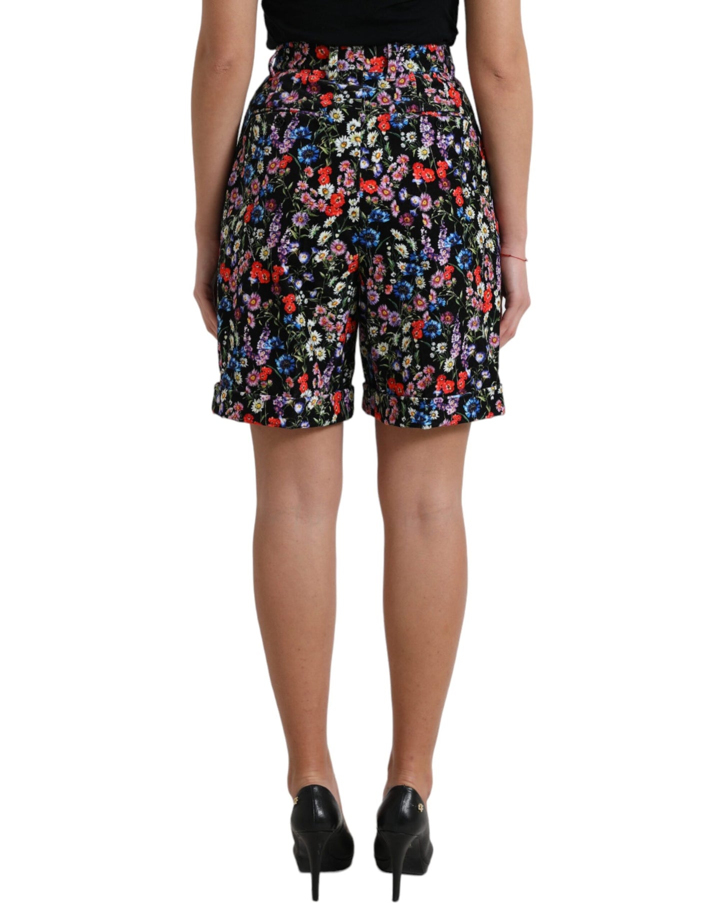 Zwarte hotpants-short met hoge taille en bloemen